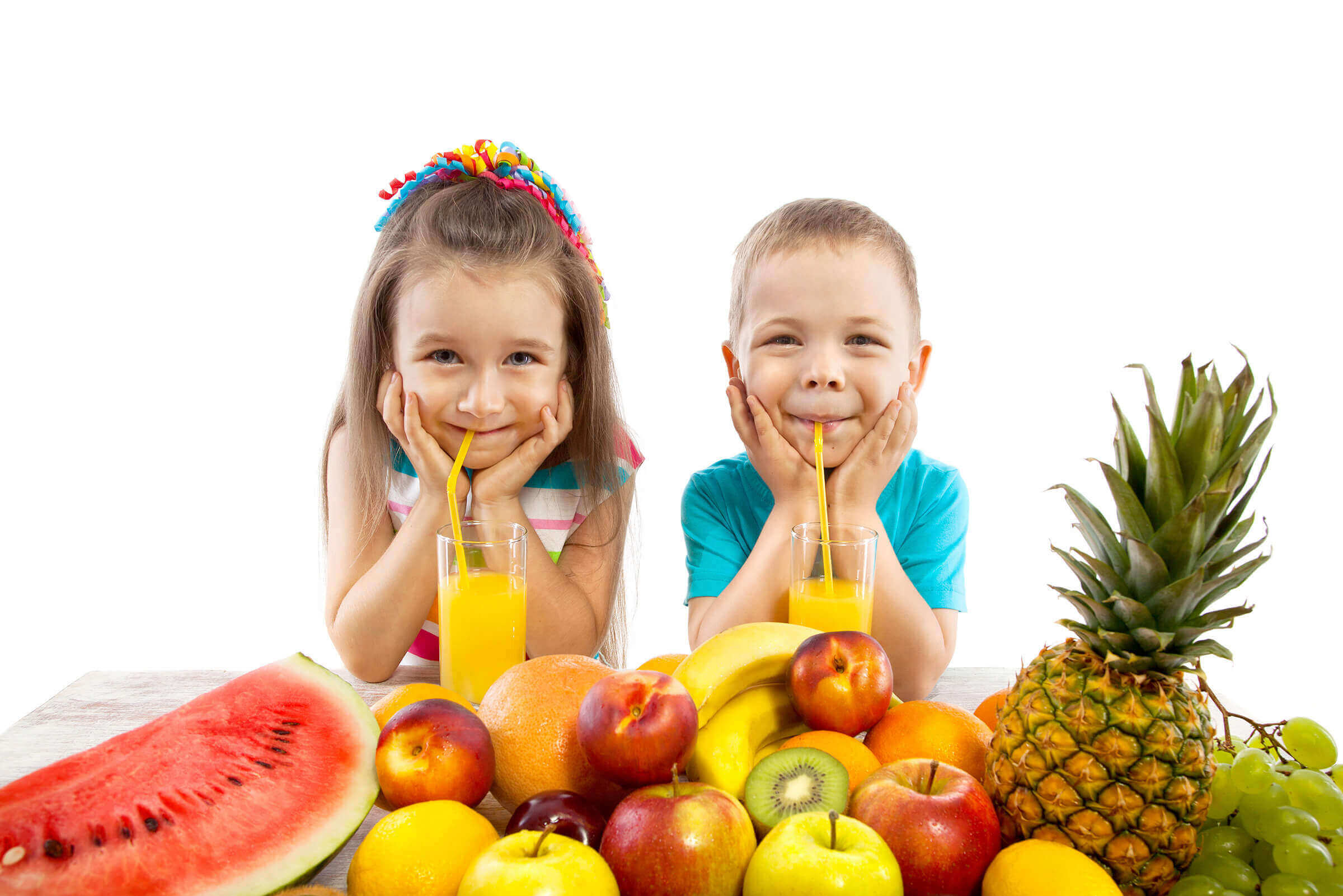 Foto di bambini con frutta e verdura sana e genuina per una corretta alimentazione